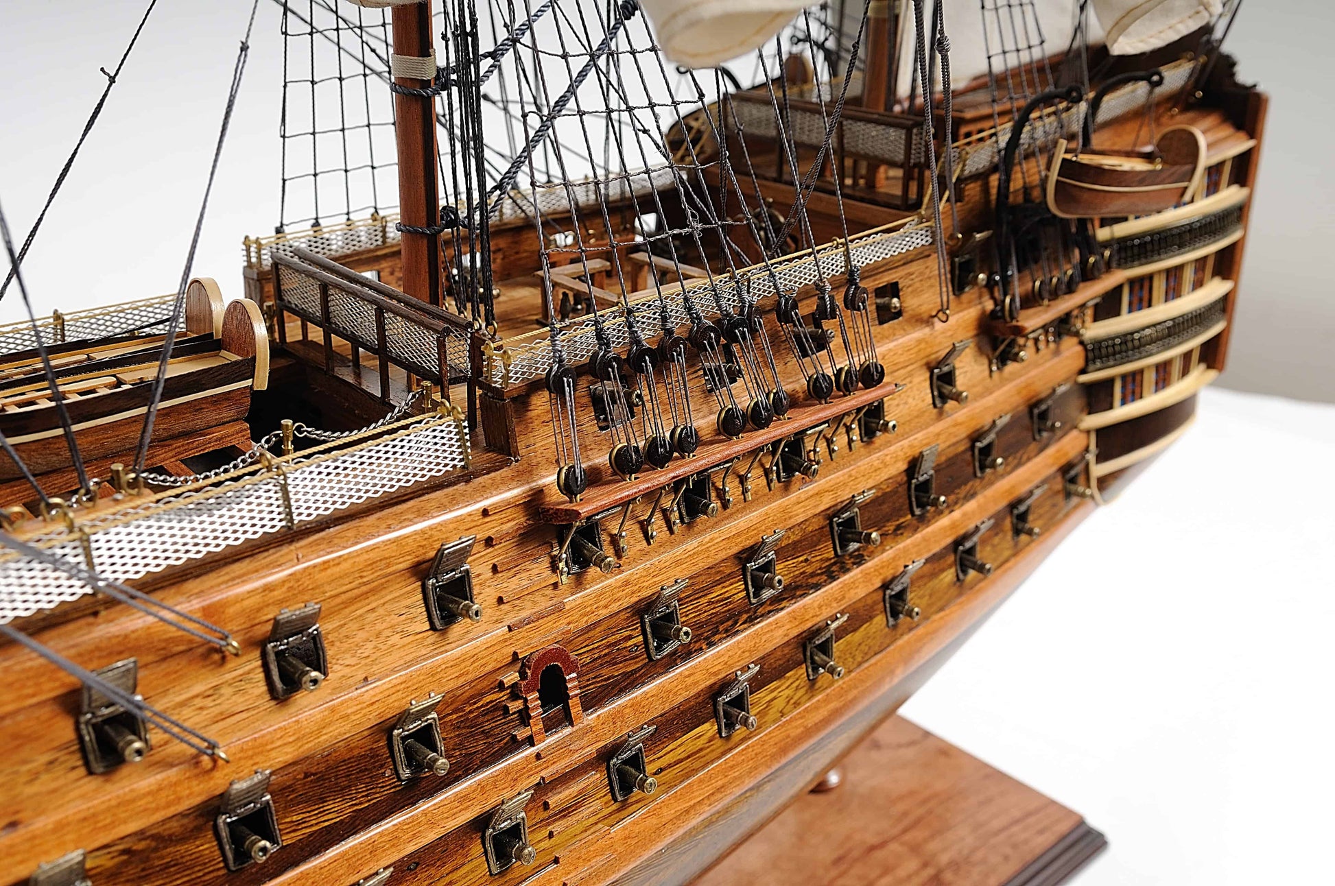 ALDO Hobbies & Creative Arts> Collectibles> Scale Model HMS Victory Admiral Nelsons Flagship Tall Ship Midsize EE Wood Model Sailboat Assembled