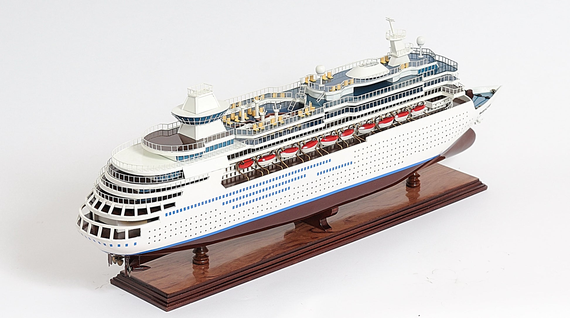 ALDO Hobbies & Creative Arts> Collectibles> Scale Model Majesty of the Seas Royal Caribbean Passenger Ship Ocean Liner Wood Model Assembled