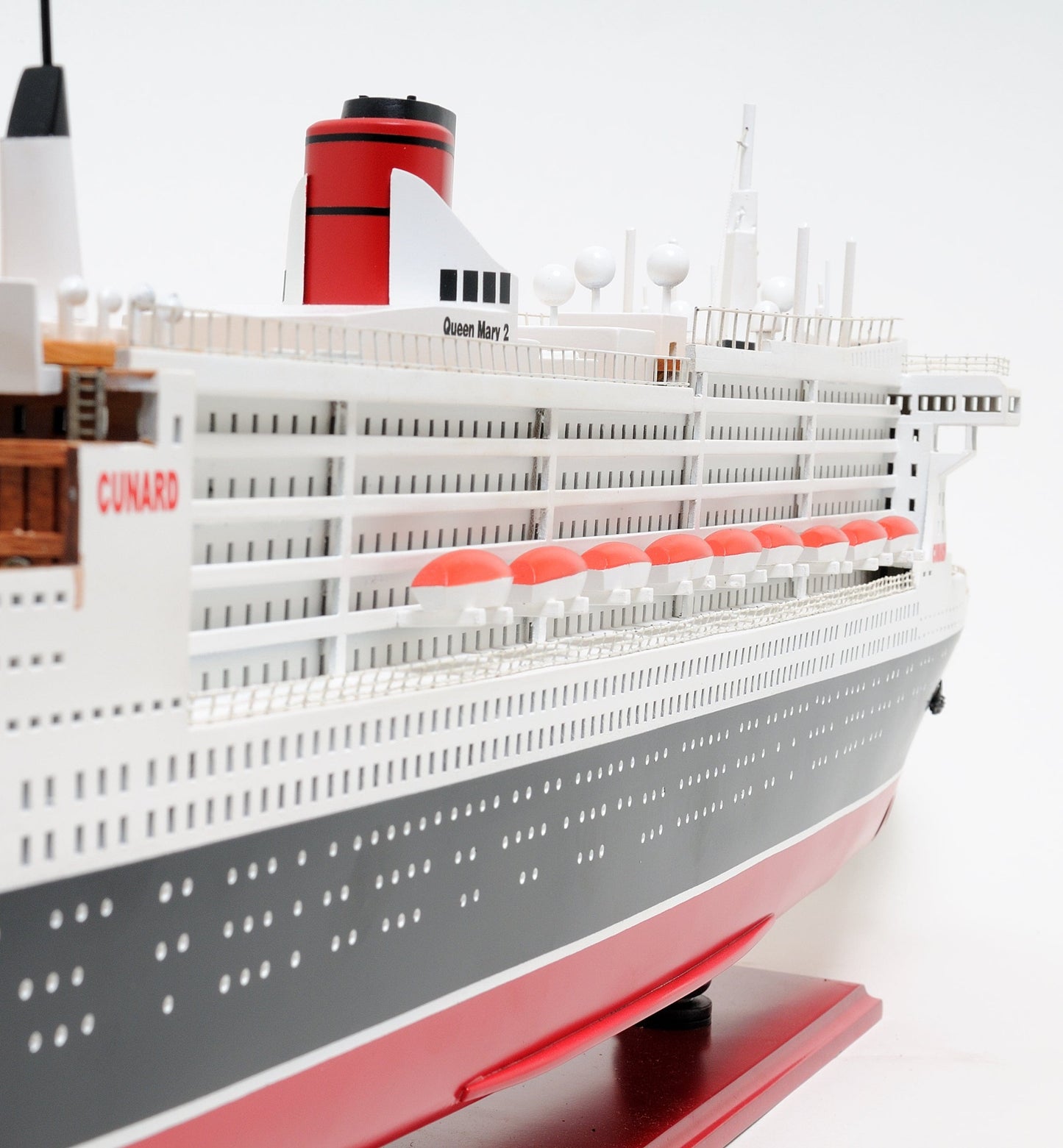 ALDO Hobbies & Creative Arts> Collectibles> Scale Model Queen Mary II Largest and Most Luxurious Passenger Ship Ocean Liner Ever Built Wood Model Assembled